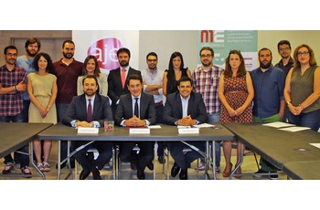 Representantes de AJE, CARM y SEF junto con algunos de los emprendedores que han formado parte de la dcima edicin del programa Murcia Empresa.