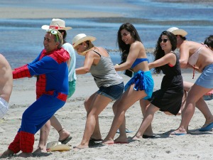 Asistentes y ponentes jugando en la playa