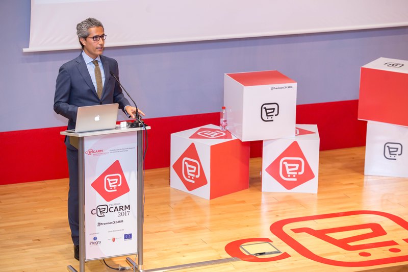 Luis Alcázar. Presentador del evento