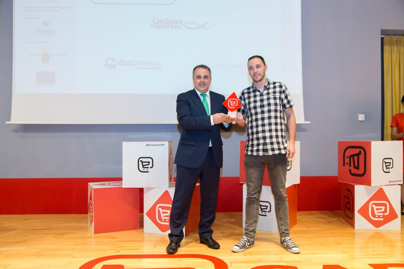 Paco Abril entrega el Premio a Apapel...