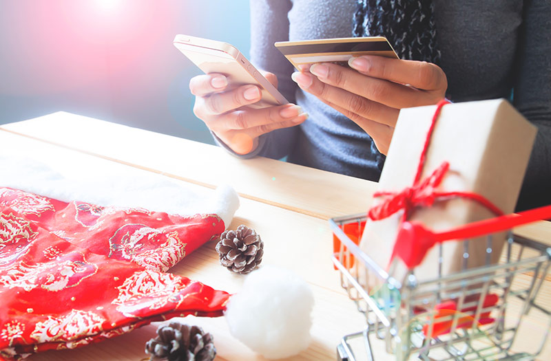 Mujer comprando online en Navidad con su mvil