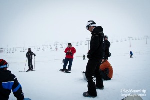 Escuchando las instrucciones de Edu, de la Escuela Europea de Esquí y Snowboard