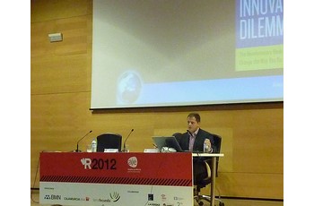 Alejandro Surez durante su charla en R2012