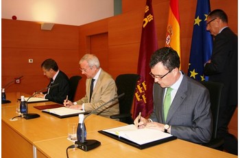 Valcrcel firma el protocolo financiacin para pymes entre el Instituto de Crdito y Finanzas (Icref) y el Instituto de Fomento (Info)