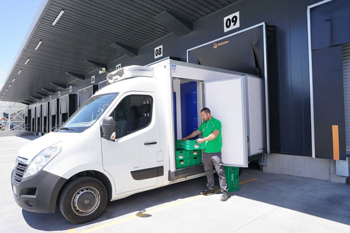Repartidor con vehículo 3 temperaturas y descarga mecanizada en Valencia