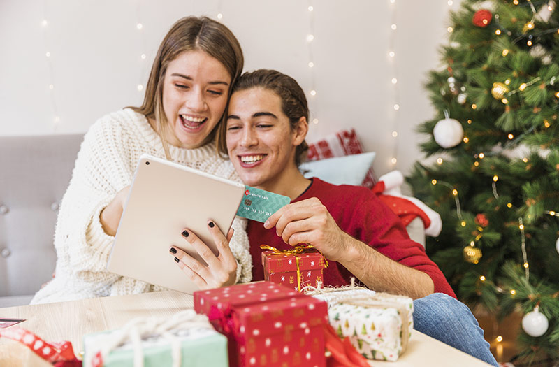 Pareja realizando compras online para Navidad