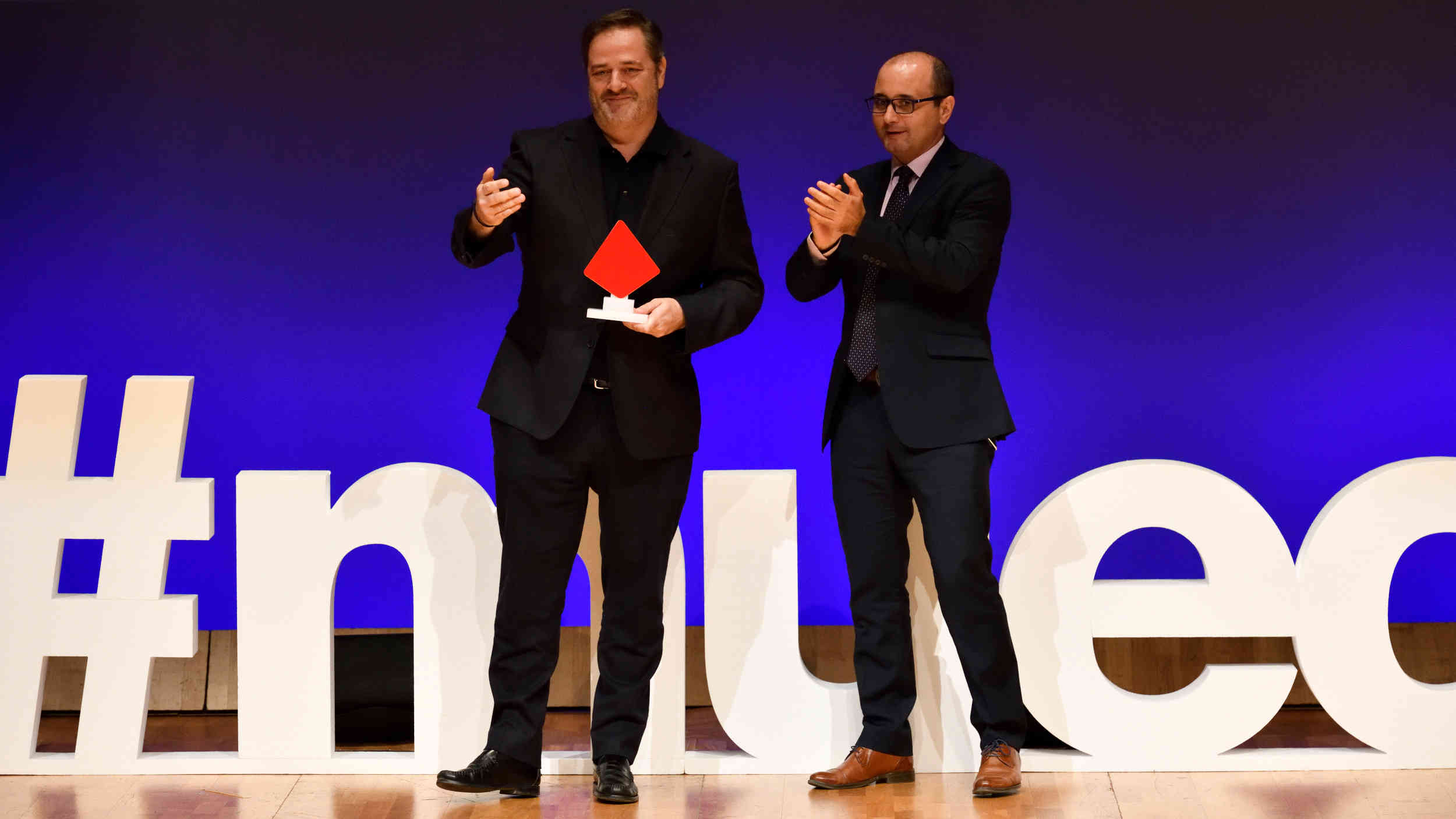 Roberto Martnez, director general de Marnys, recogiendo el Premio Cecarm como mejor tienda online 2019