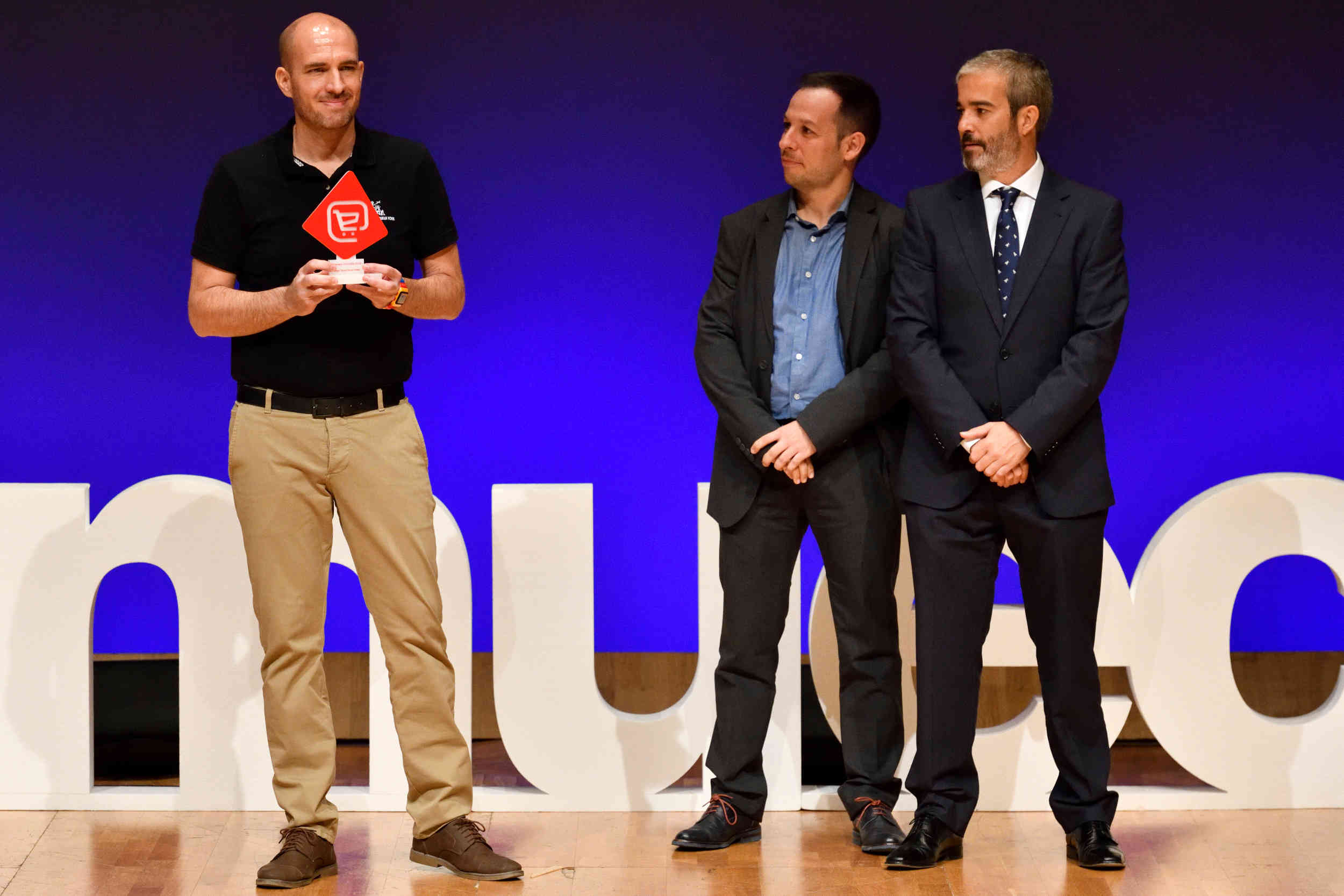 Daniel Snchez, gua de TellevoaNewYork, recogiendo el Premio Cecarm a la mejor tienda online novel 2019