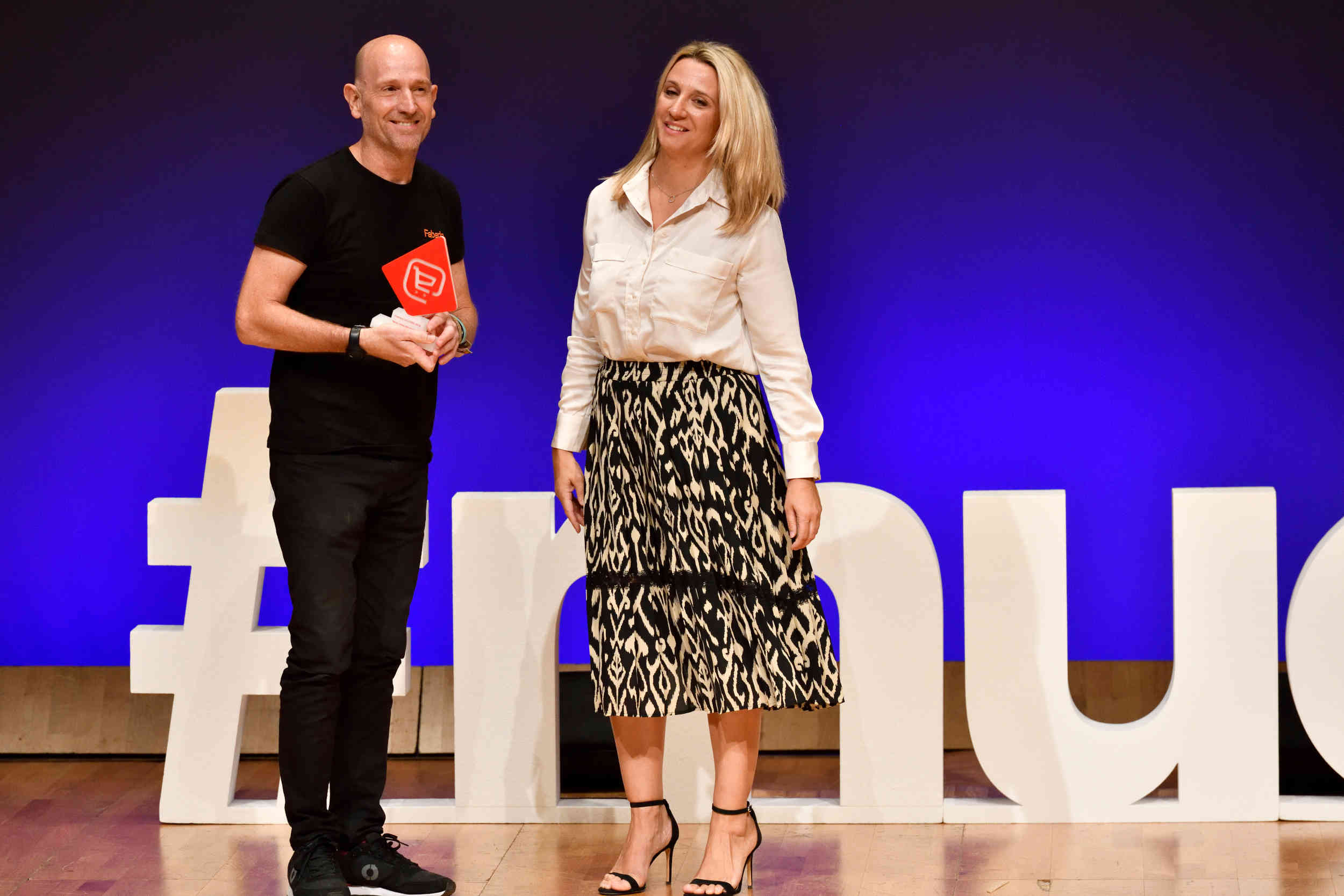 Vicente Cnovas, CEO de Faberin, recogiendo el Premio Cecarm como tienda online ms innovadora 2019