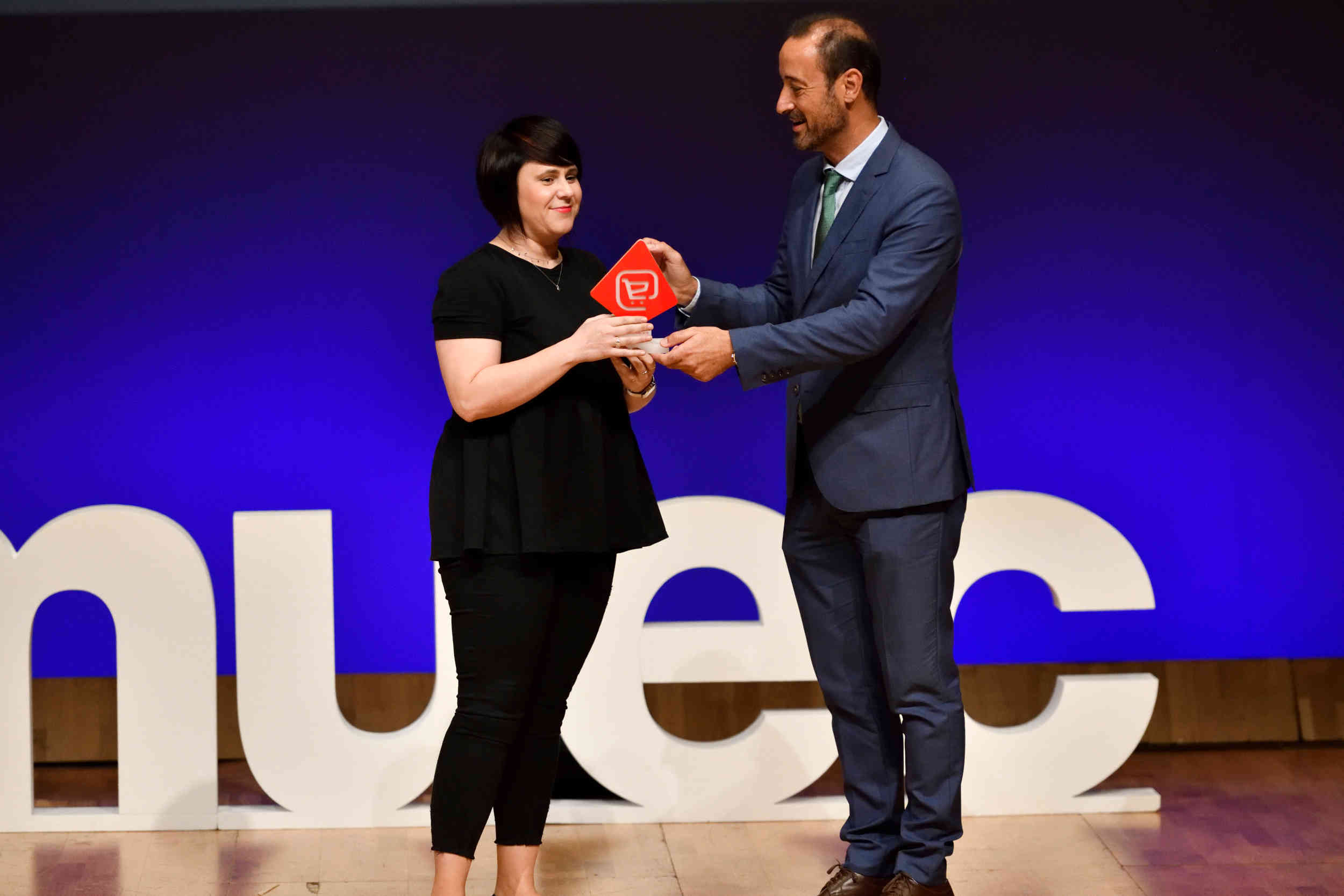 Paqui Lorenzo, CEO y fundadora de D'Arme, recogiendo el Premio Cecarm como mejor tienda online con mejor experiencia de usuario en dispositivos mviles