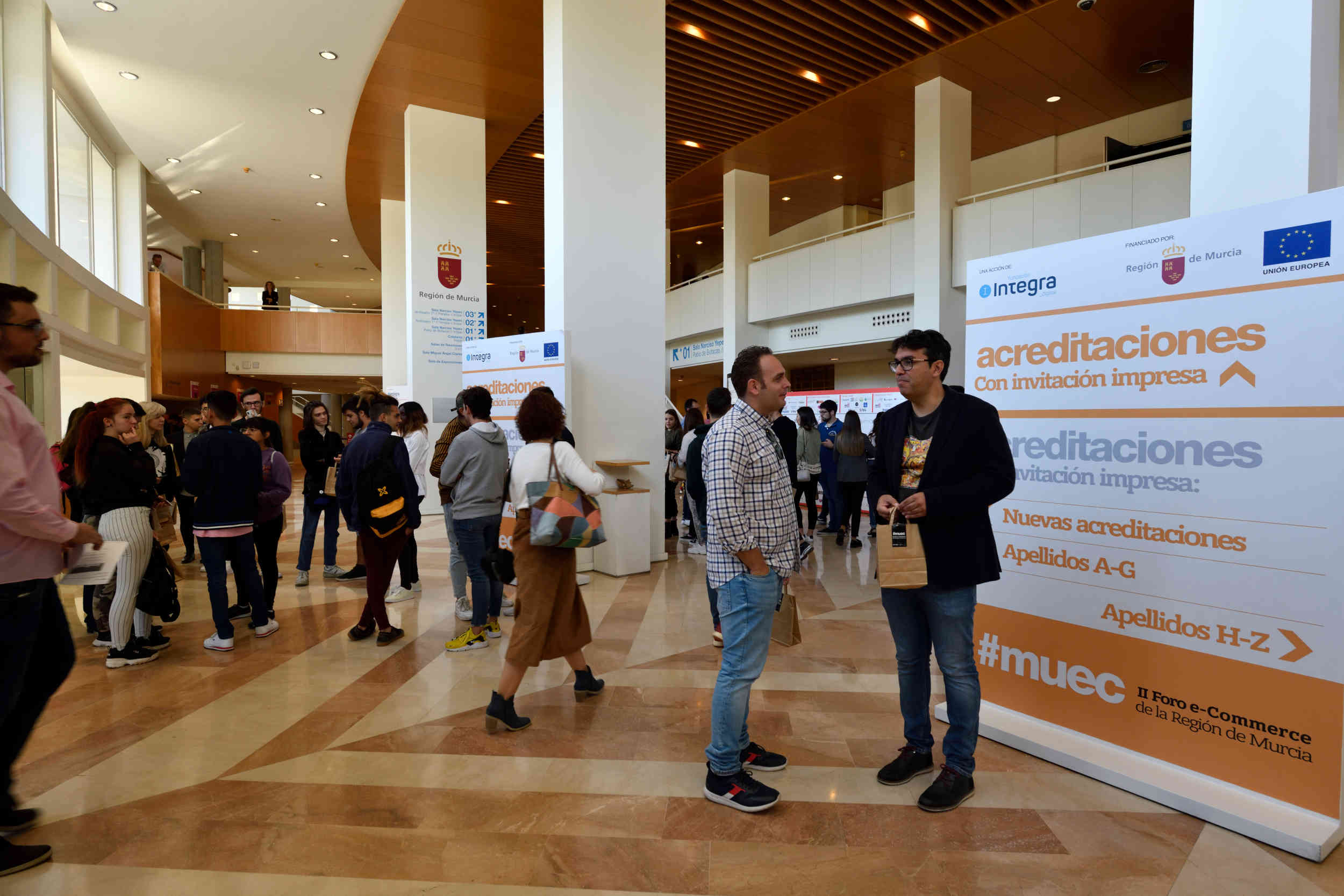 Asistentes a MueC 2019 en el hall del Auditorio