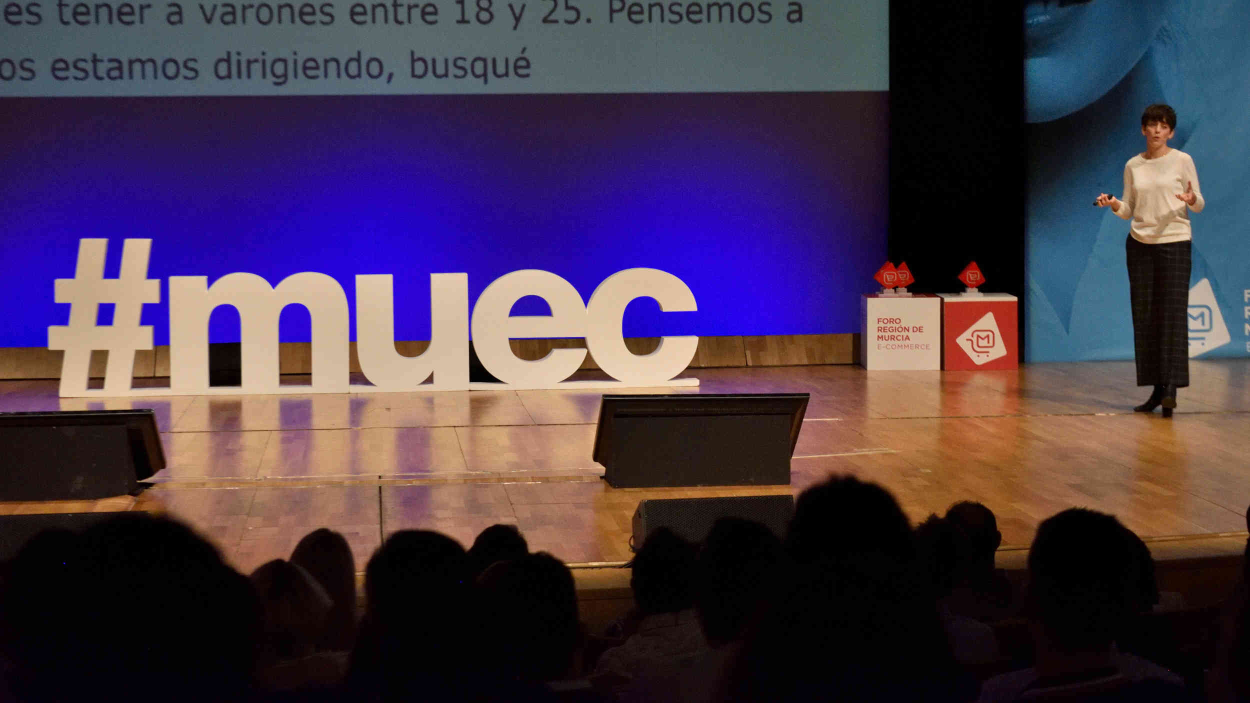 Paula Dez de Flat 101 habl expuso cmo usar los test de usuario para mejorar la conversin