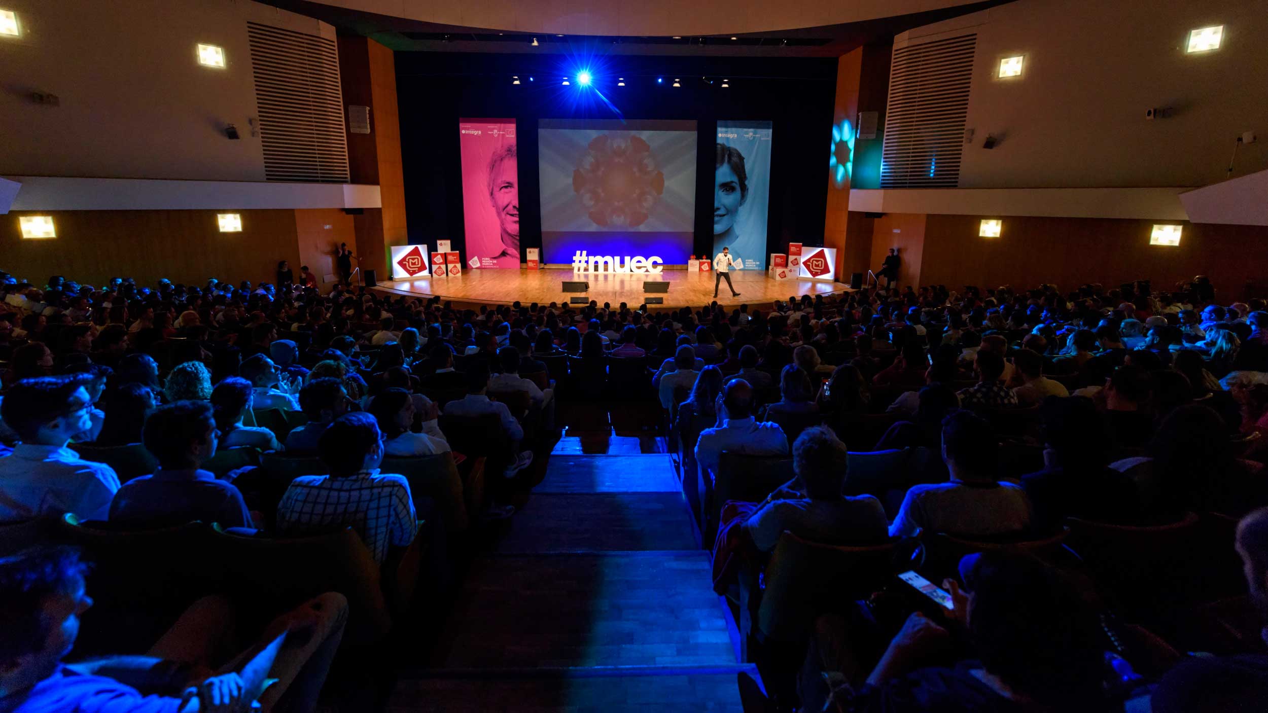 El cantante Tony Beteta durante su actuacin en el II Foro MueC 2019