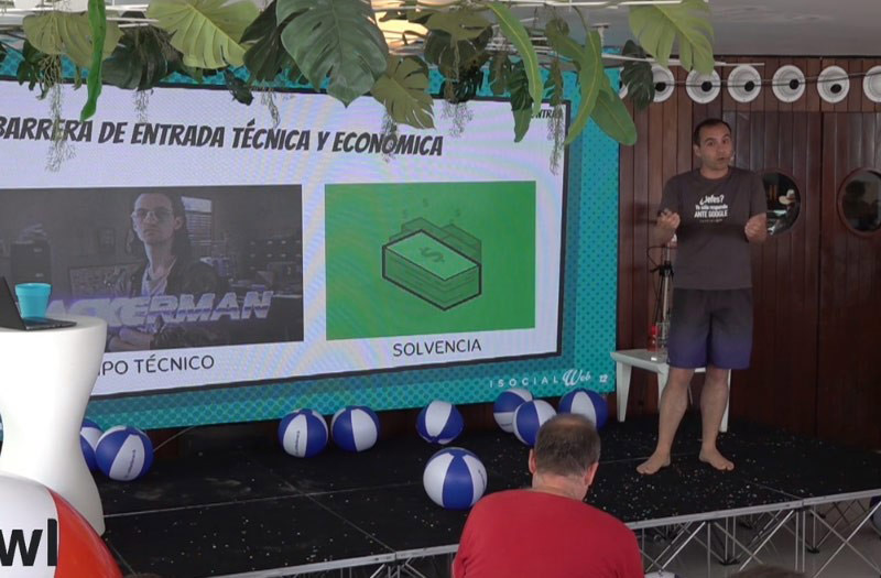 Álvaro Peña de Luna dando su ponencia