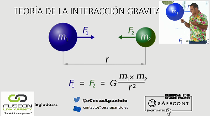 César Aparicio explicando la Ley de gravitación universal