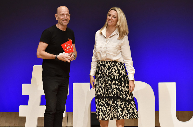 Vicente Cnovas recogiendo su premio Cecarm