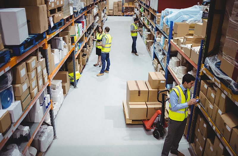 Trabajadores de un almacen logstico